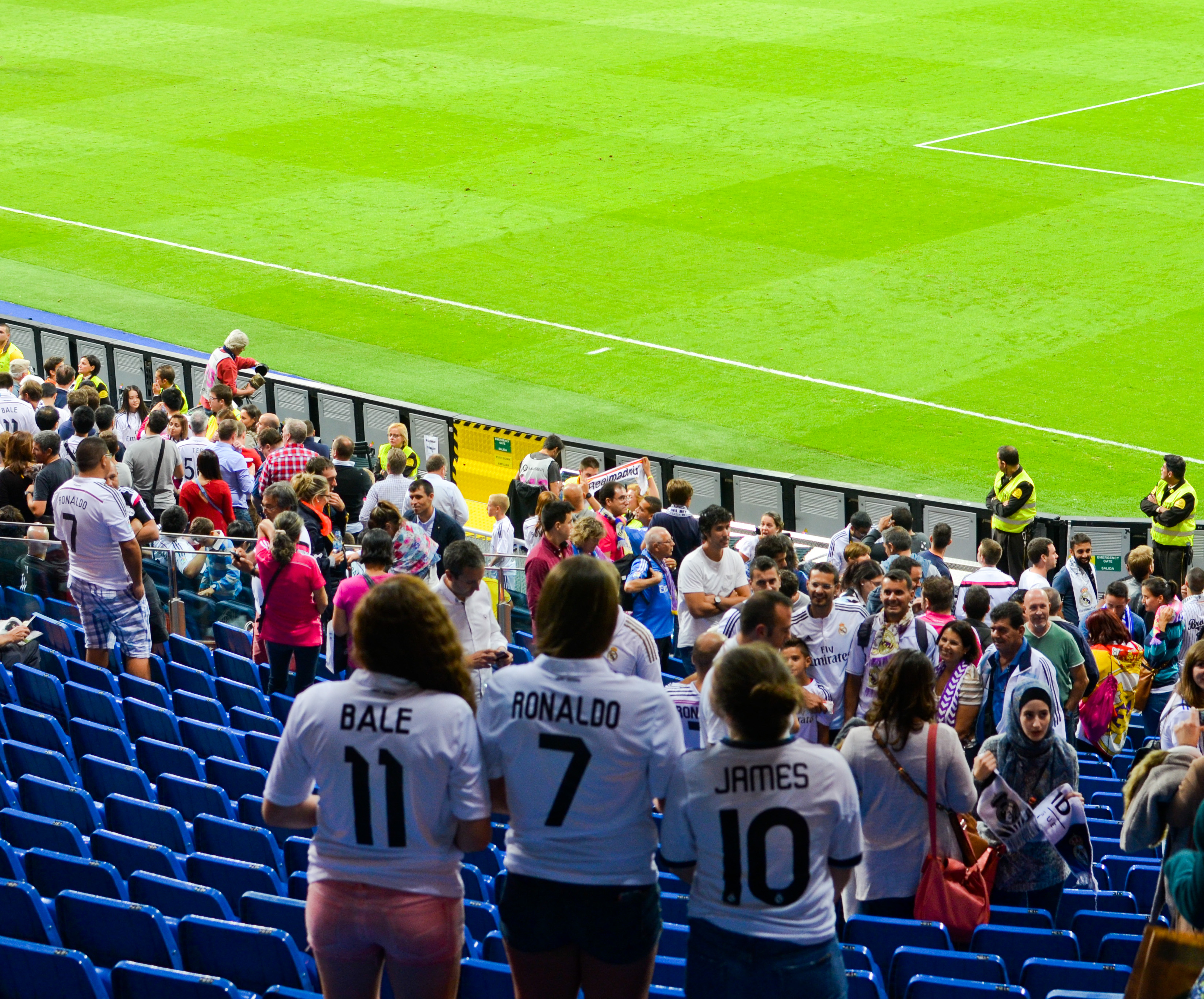 Proctor en Segovia students watch Real Madrid soccer