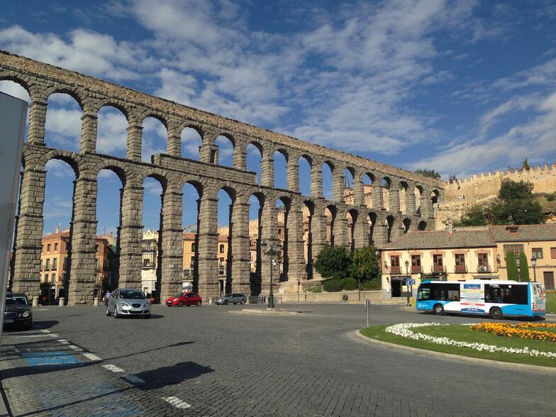 Proctor en Segovia students take local bus with aqueduct in background