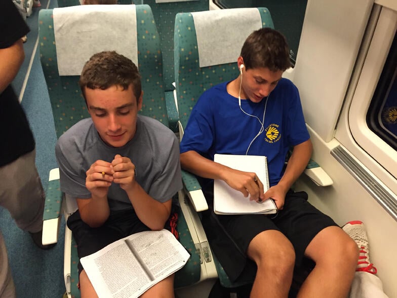 Proctor en Segovia experiential education studying on the train Proctor en Segovia experiential education studying on the train