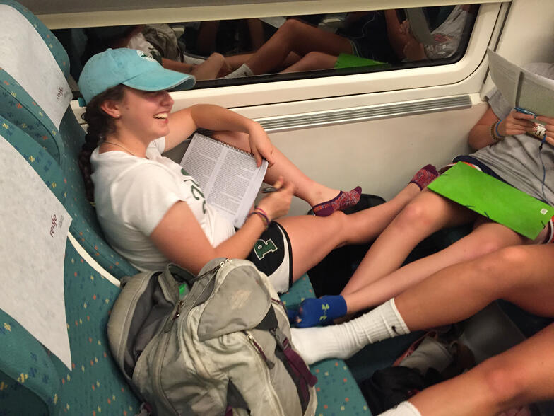 Proctor en Segovia experiential education studying on the train Proctor en Segovia experiential education studying on the train