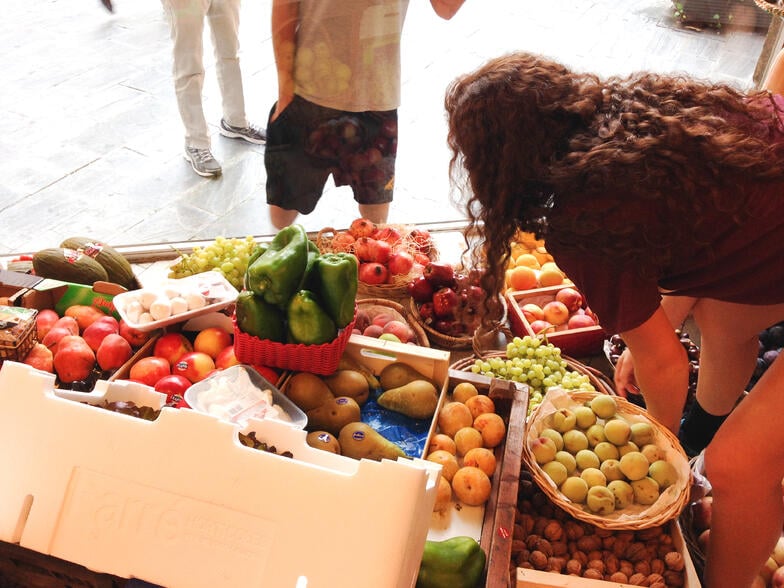 Proctor en Segovia experiential education buying fruit in Spanish