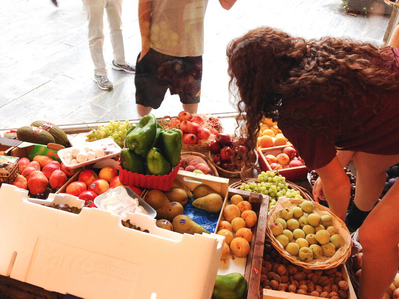 Proctor en Segovia experiential education buying fruit in Spanish Proctor en Segovia experiential education buying fruit in Spanish