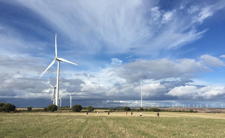 Proctor en Segovia visits wind farm experiential education