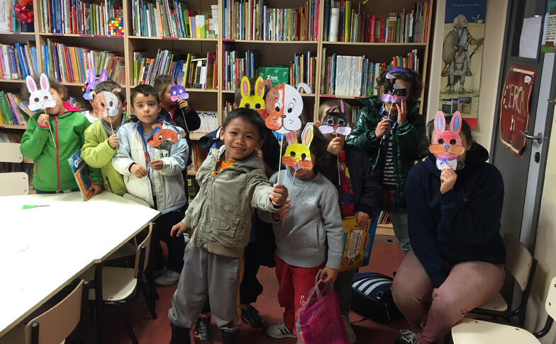 Proctor en Segovia community service reading to children
