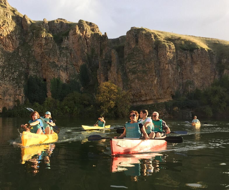 US Families visit and group kayaks on the Río Duratón