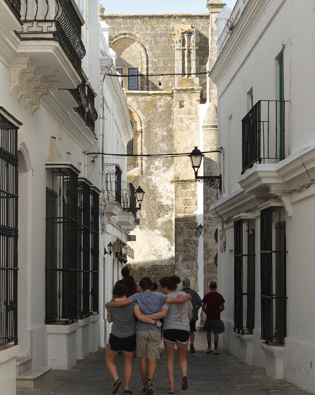 Experiential education Proctor en Segovia students explore the medieval streets of Vejer de la Frontera