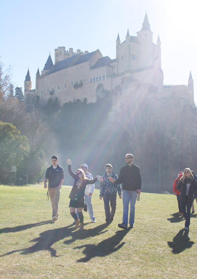 Proctor en Segovia poses in front of Segovia’s castle