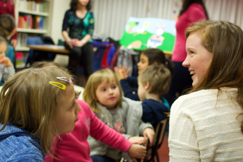 Proctor en Segovia volunteers at literacy program