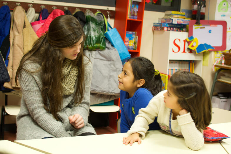 Proctor en Segovia volunteers at literacy program