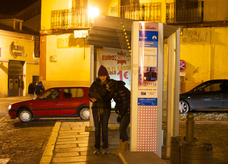 Proctor en Segovia learns bus system on scavenger hunt