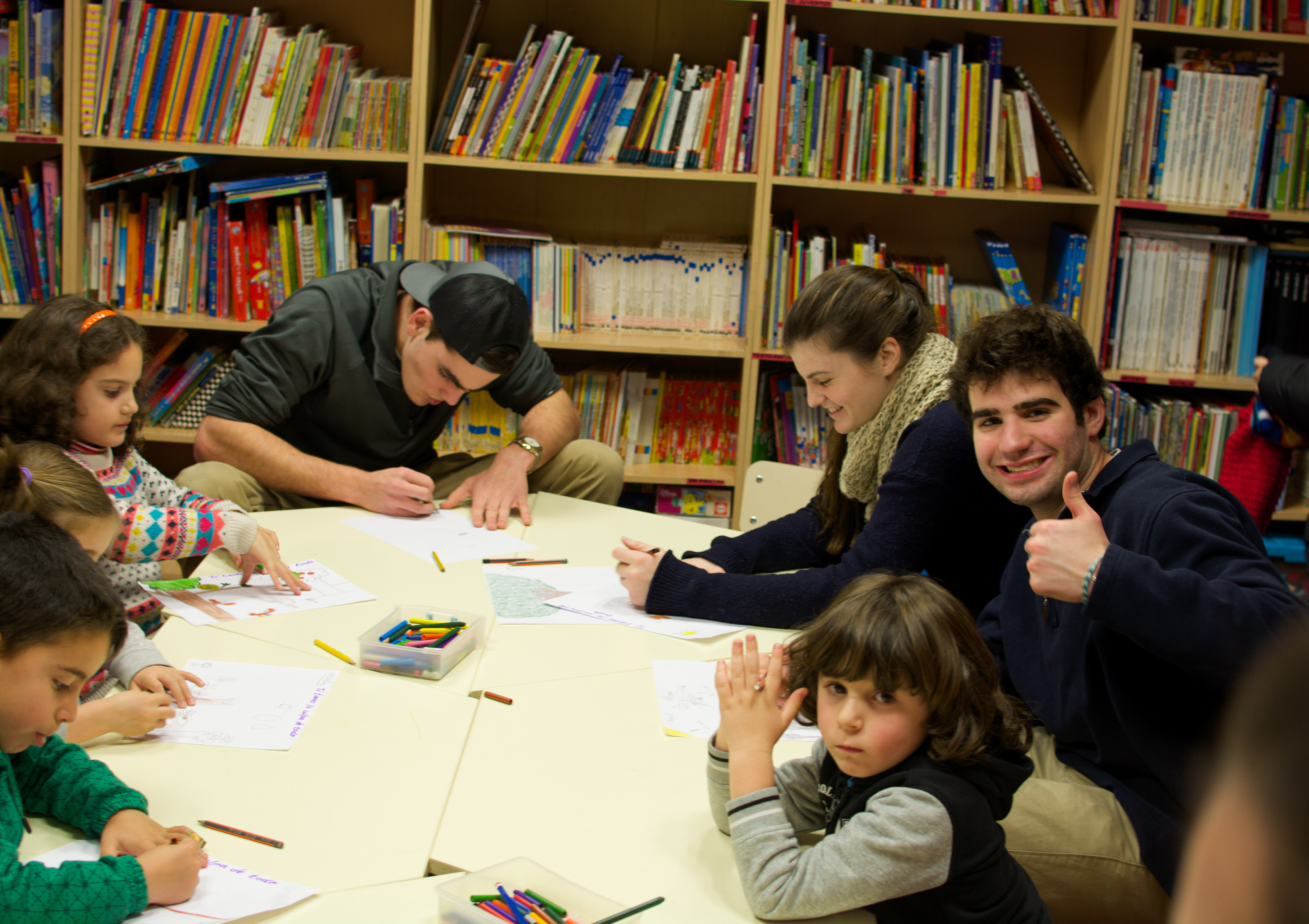 Proctor en Segovia group members volunteer by reading to local students