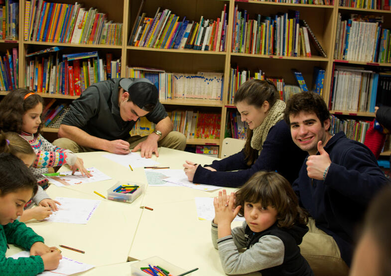 Proctor en Segovia group members volunteer by reading to local students