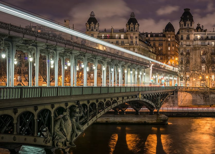 Pont_de_Bir-Hakeim_and_view_on_the_16th_Arrondissement_of_Paris_140124_1.jpg