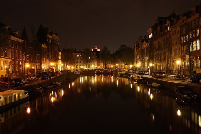 Canal-In-Amsterdam-At-Night-2009.jpg