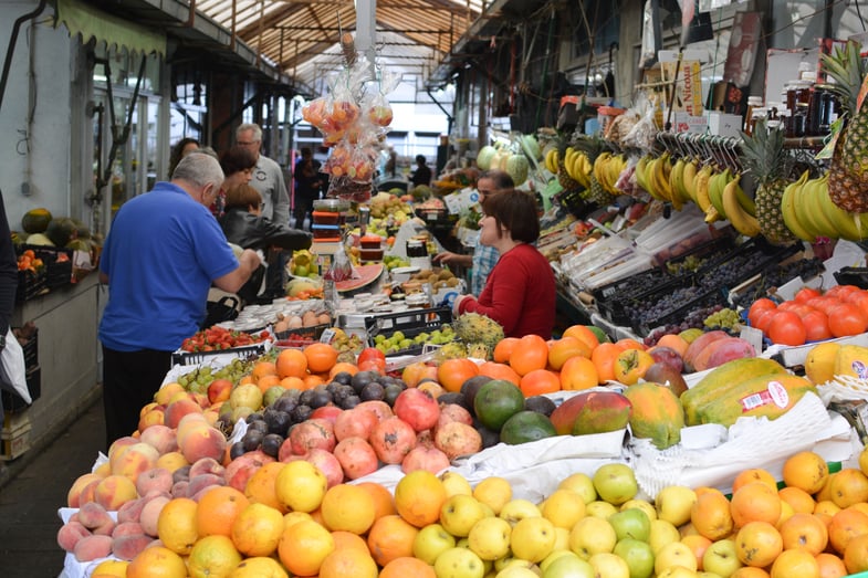 Proctor en Segovia visits outdoor market in Porto