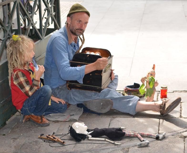 Proctor en Segovia visits outdoor market in Porto