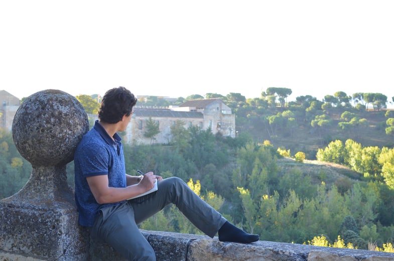 Proctor en Segovia English class outside