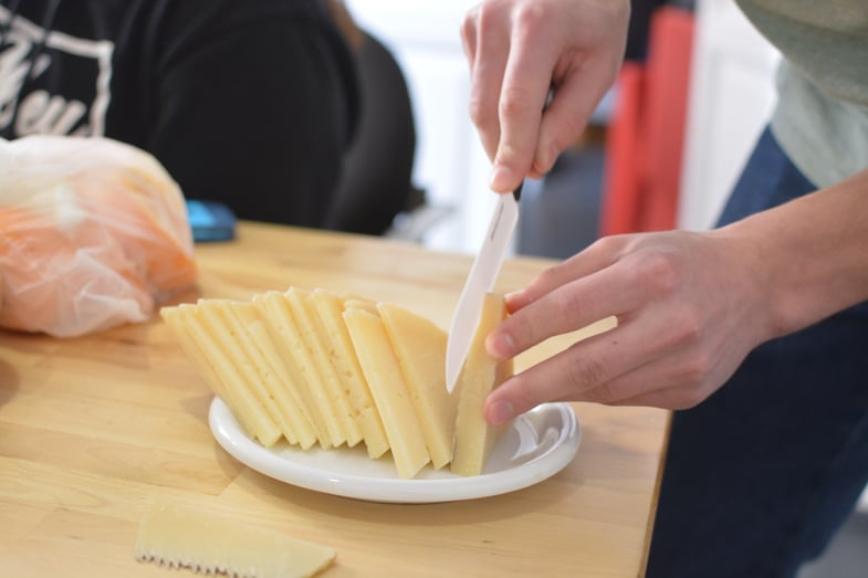 Proctor en Segovia cooks at the school