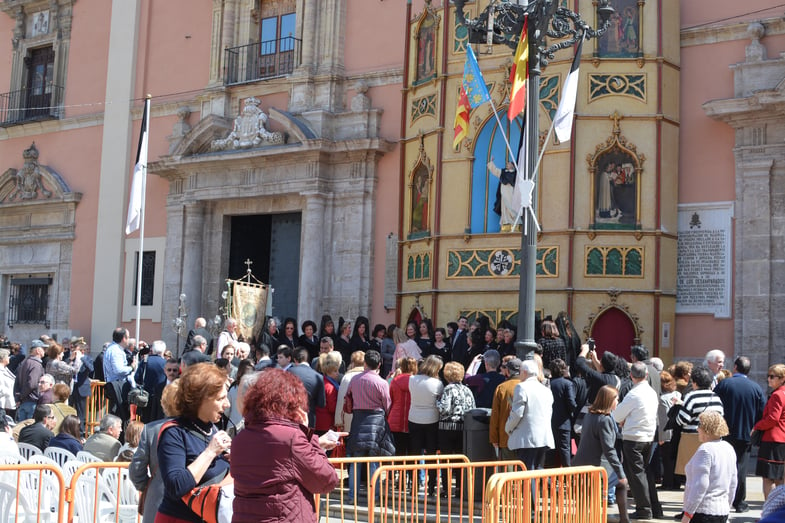Proctor en Segovia watches a procession in Valencia