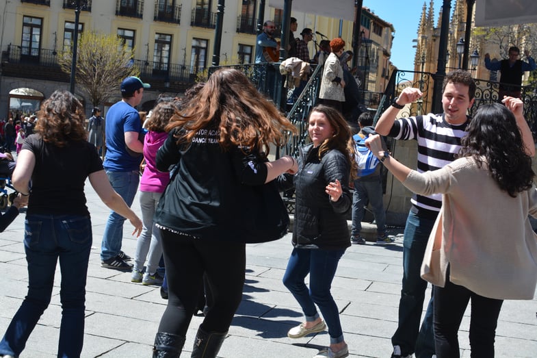 Proctor en Segovia dances in Segovia’s Plaza Mayor