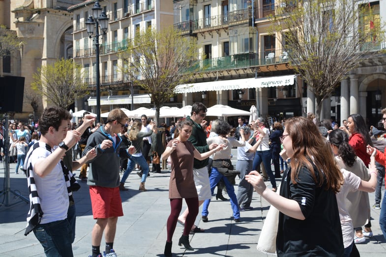 Proctor en Segovia dances in Segovia’s Plaza Mayor