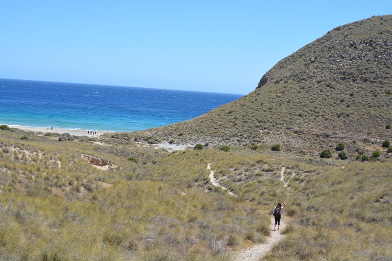 Proctor en Segovia hikes to a beach in Cabo de Gata National Park