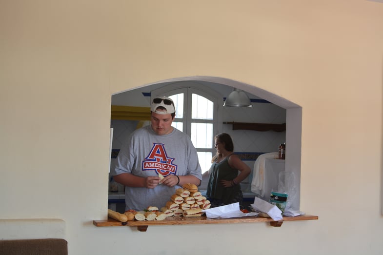 Proctor en Segovia making homemade sandwiches!