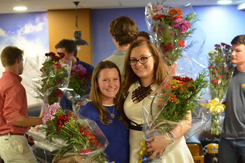 Proctor en Segovia students say goodbyes to host families.