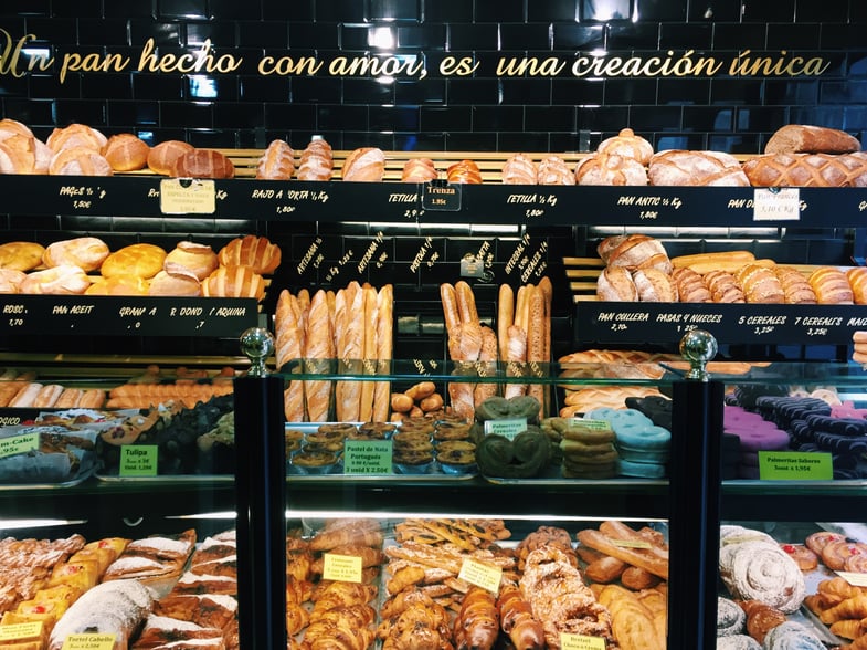 Proctor en Segovia buys freshly baked bread at a local bakery