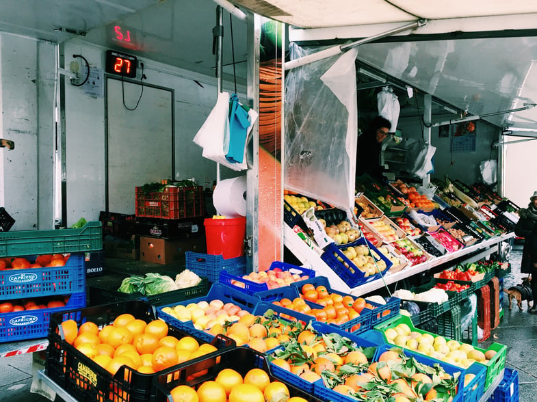 Proctor en Segovia buys fresh fruit and veggies at the Thursday market in the Plaza Mayor