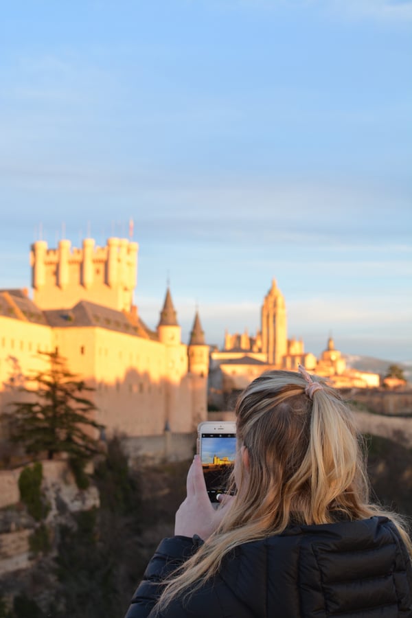 Proctor en Segovia admiring the Alcázar of Segovia