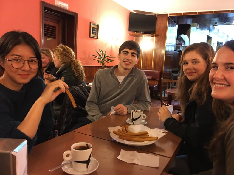 Proctor en Segovia eats chocolate con churros