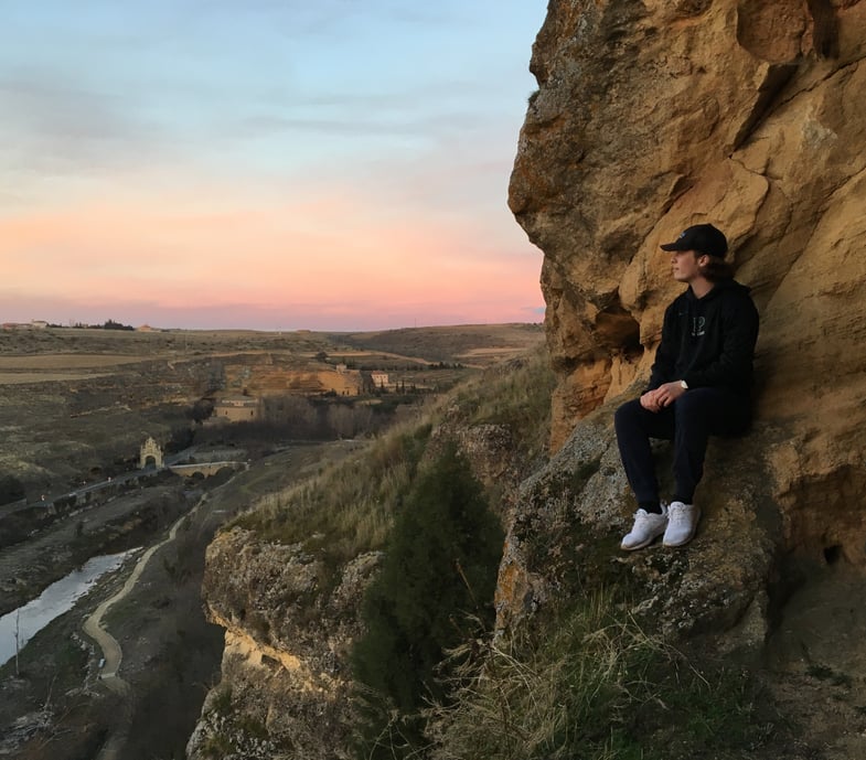 Proctor en Segovia admires the sunset