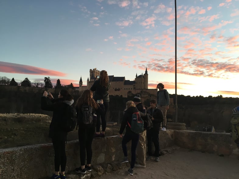 Proctor en Segovia admiring the Alcázar of Segovia