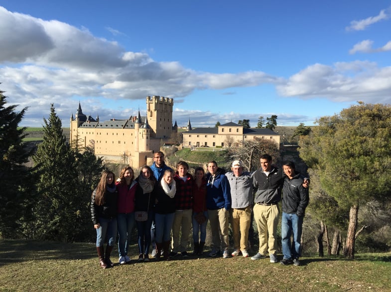 Proctor en Segovia with Segovia’s castle in the background Proctor en Segovia with Segovia’s castle in the background
