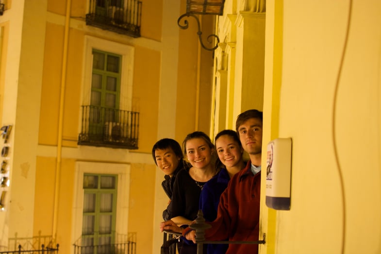 Proctor en Segovia students observe the Plaza Mayor from the school balconies Proctor en Segovia students observe the Plaza Mayor from the school balconies