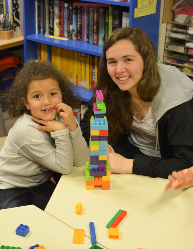 Proctor en Segovia volunteering with local children