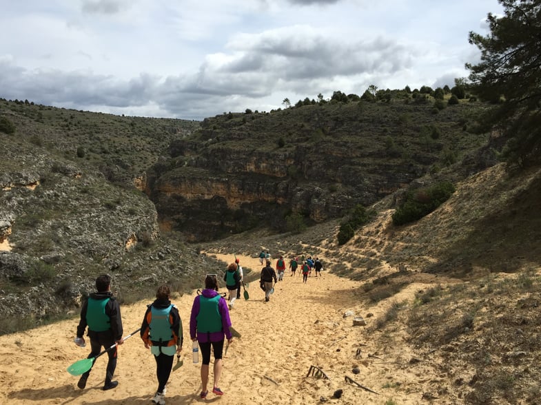 Proctor en Segovia students kayak on the Duratón river