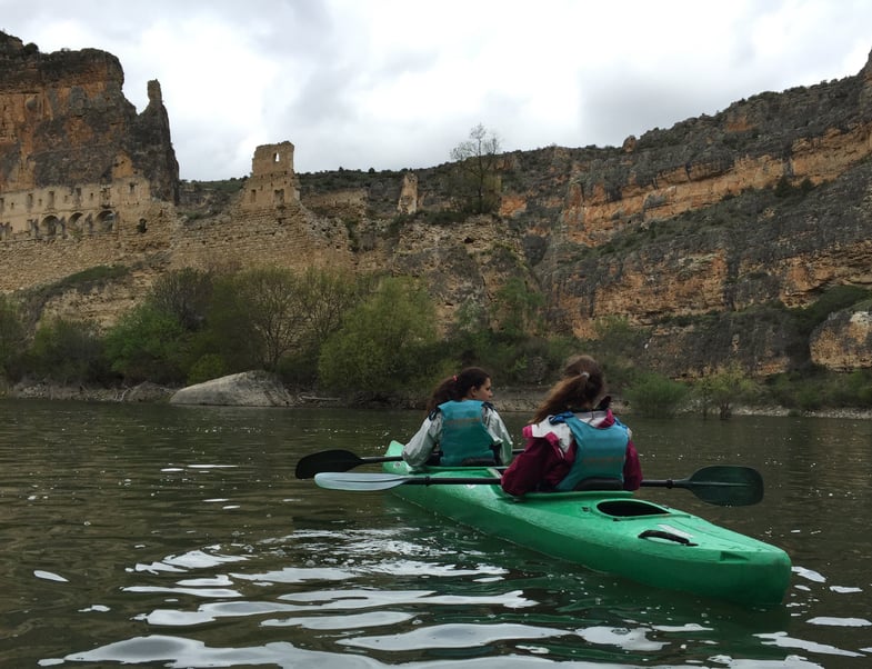 Proctor en Segovia students kayak on the Duratón river