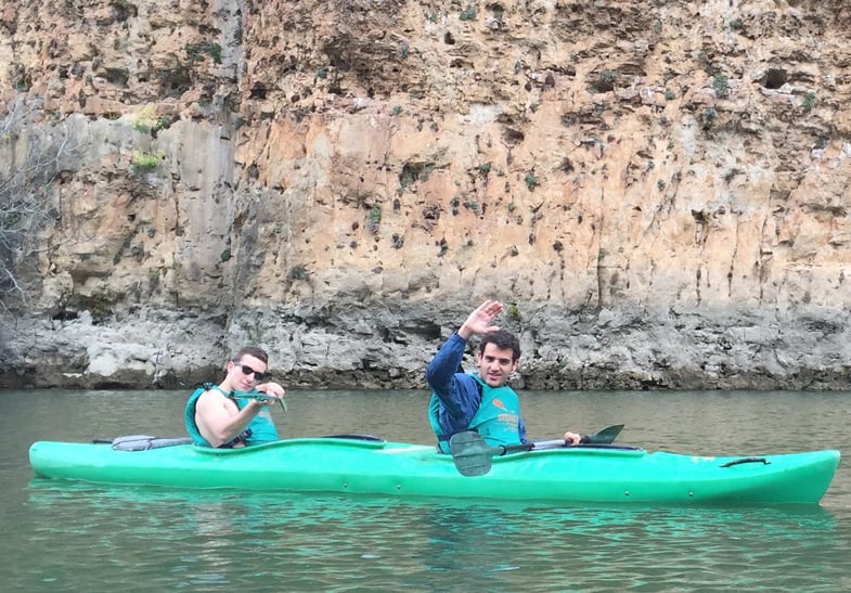 Proctor en Segovia students kayak on the Duratón river