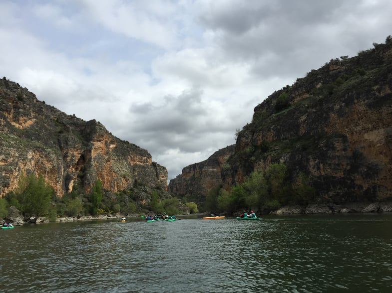 Proctor en Segovia students kayak on the Duratón river