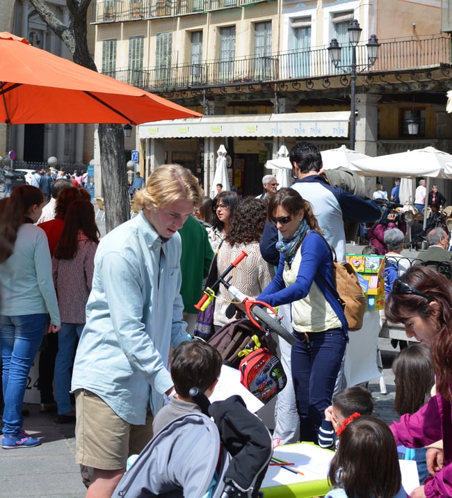 Proctor en Segovia volunteers at the Day of the Books!