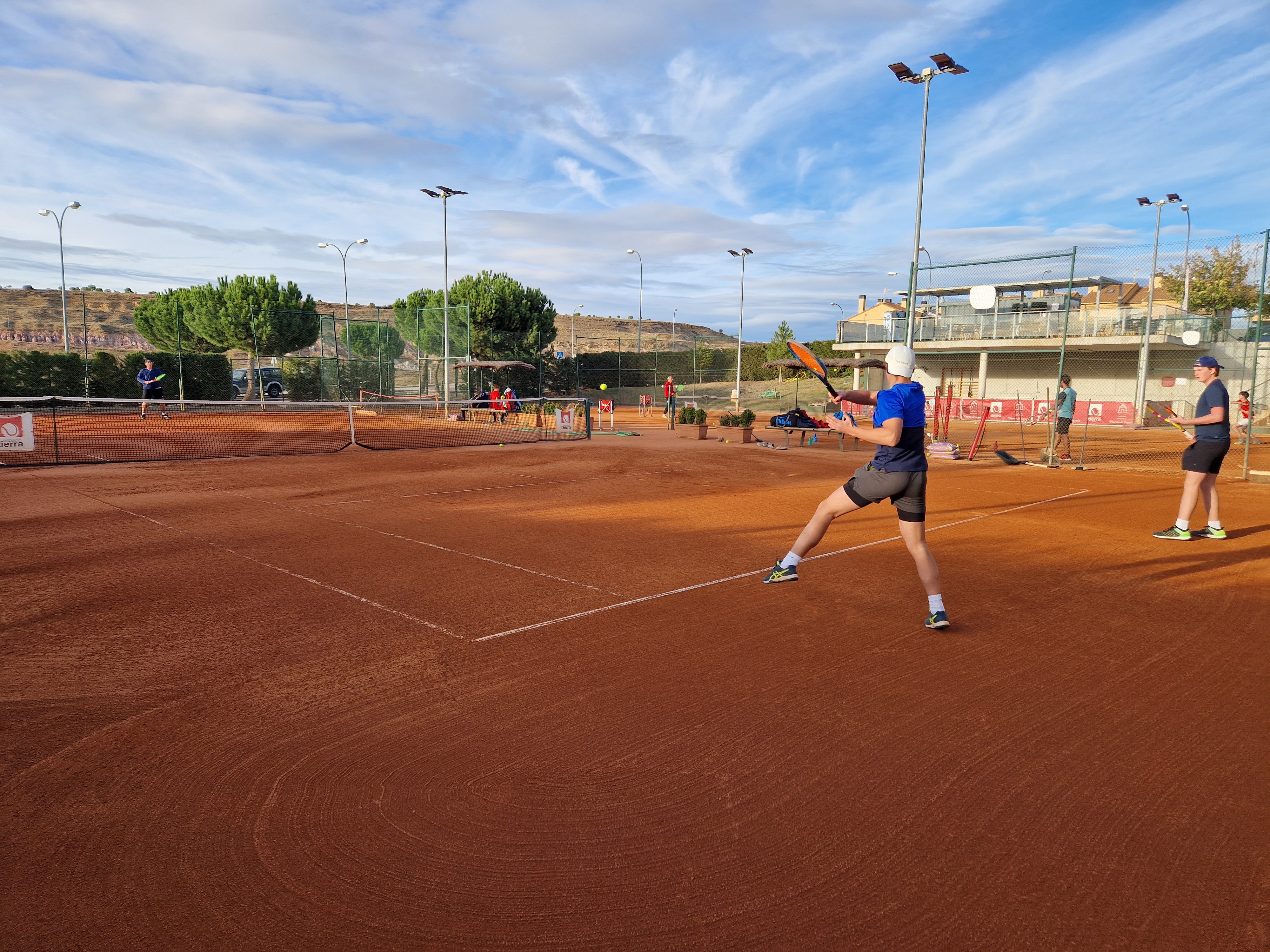 Proctor en Segovia afternoon activity clay court tennis
