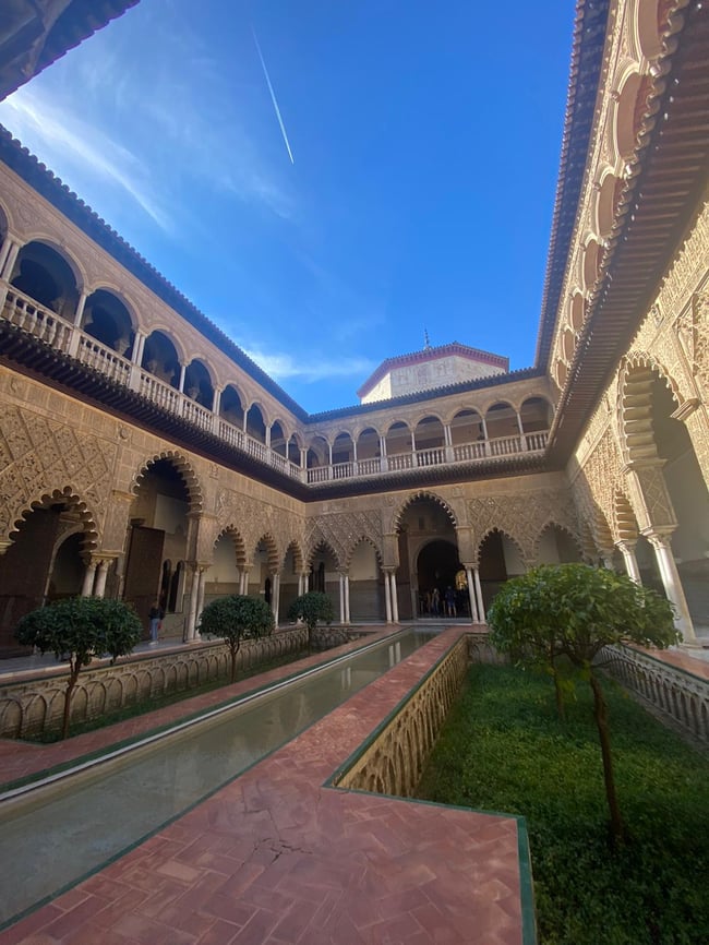 Proctor en Segovia studies the history and architecture of the Alcázar of Sevilla