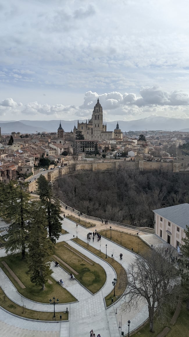 Proctor en Segovia students take in the historic old quarter