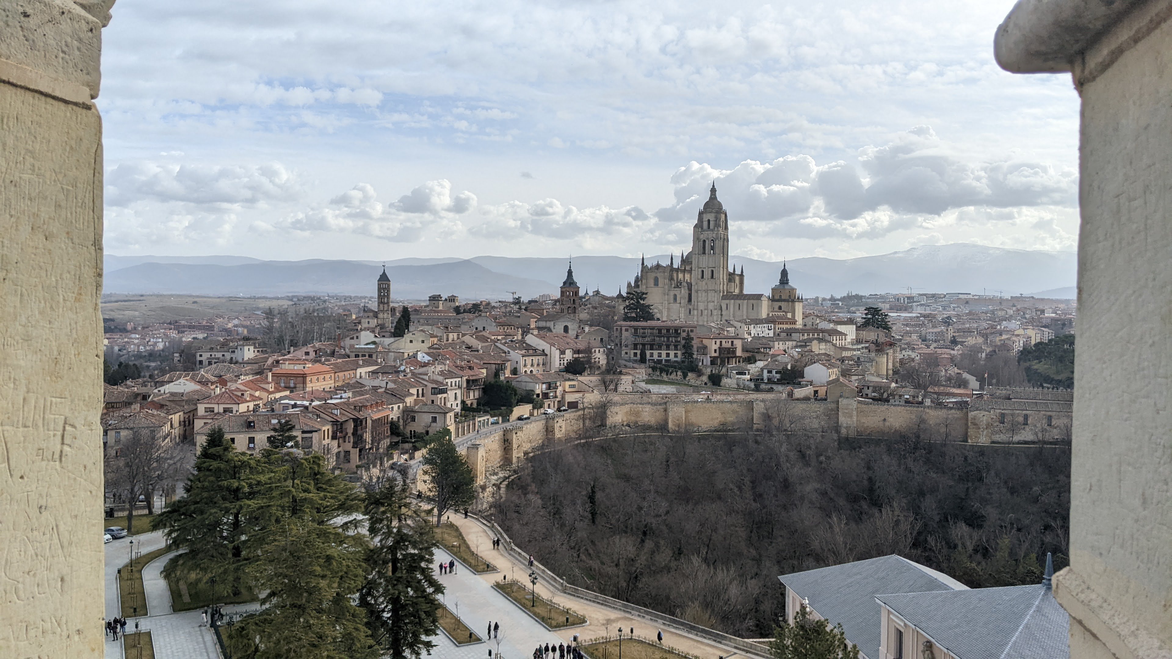 Proctor en Segovia enjoys views of the old quarter where the center is located