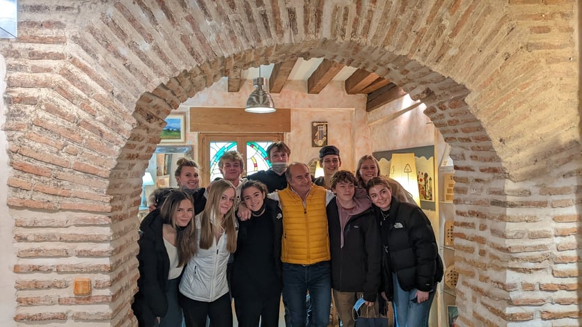 Proctor en Segovia students take metal arts classes with master artisan Jesus!