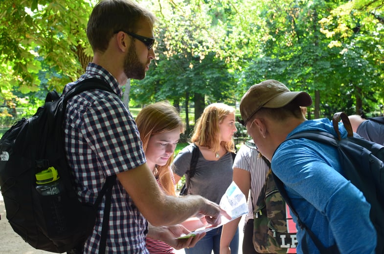 Proctor en Segovia students navigate the group through Madrid