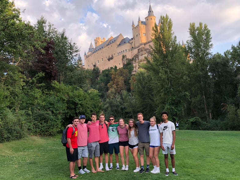 Proctor en Segovia students posing in front of the Alcázar