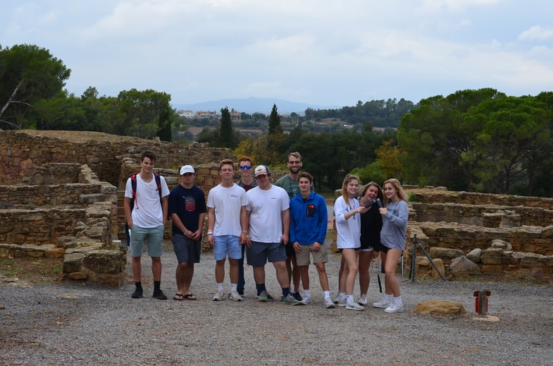 Proctor en Segovia students visit the Iberian settlement at Ullastret.
